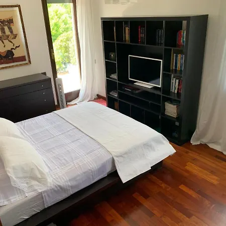Near Como, Charming With Fireplace 아파트 *