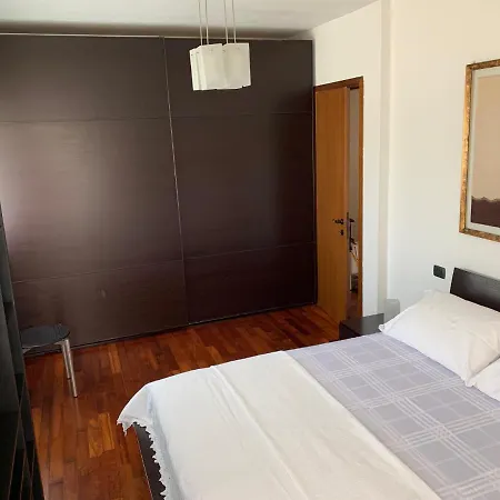 아파트 Near Como, Charming With Fireplace *